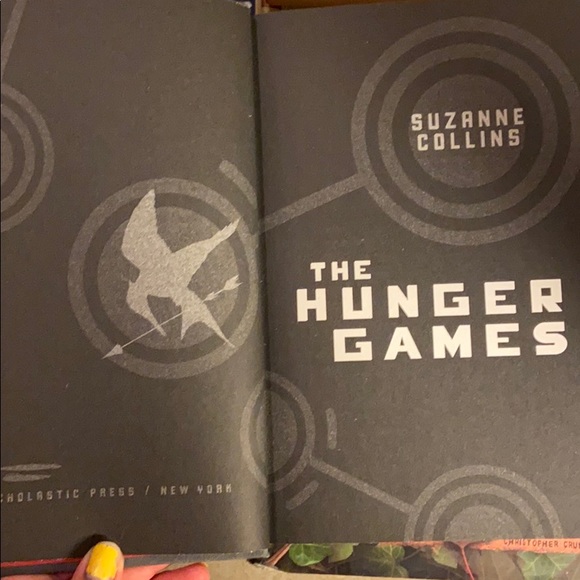 The hunger games book - Picture 3 of 6